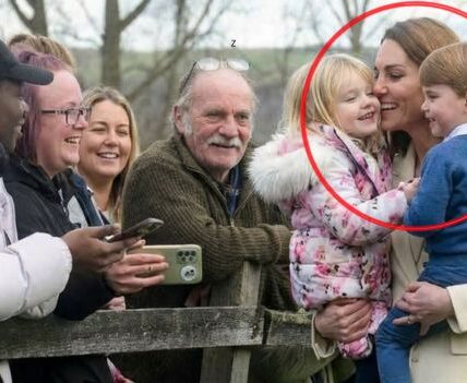 THE ROYAL MOTORCADE “HIT THE BRAKES” WITHOUT WARNING — all because of one tiny voice calling out: “Hello, Duchess!” Reports say it was a rare 3-minute-and-30-second moment: after a visit to a textile factory, Catherine asked the motorcade to stop so she could accept a “special” gift from a three-year-old standing in the crowd. Not flowers. Not a formal letter. But something so purely childlike it makes you smile — and then somehow feel a lump in your throat: a little toy gift offered with total innocence. And Catherine’s response is what people can’t stop talking about — she knelt down to the child’s level, spoke to her like she was the most important person there, and made the moment feel real. No one remembers how many hands she shook that day. But that little girl will remember one thing forever: the world stopped for her.