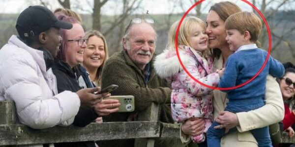 THE ROYAL MOTORCADE “HIT THE BRAKES” WITHOUT WARNING — all because of one tiny voice calling out: “Hello, Duchess!” Reports say it was a rare 3-minute-and-30-second moment: after a visit to a textile factory, Catherine asked the motorcade to stop so she could accept a “special” gift from a three-year-old standing in the crowd. Not flowers. Not a formal letter. But something so purely childlike it makes you smile — and then somehow feel a lump in your throat: a little toy gift offered with total innocence. And Catherine’s response is what people can’t stop talking about — she knelt down to the child’s level, spoke to her like she was the most important person there, and made the moment feel real. No one remembers how many hands she shook that day. But that little girl will remember one thing forever: the world stopped for her. THE ROYAL MOTORCADE “HIT THE BRAKES” WITHOUT WARNING — all because of one tiny voice calling out: “Hello, Duchess!” Reports say it was a rare 3-minute-and-30-second moment: after a visit to a textile factory, Catherine asked the motorcade to stop so she could accept a “special” gift from a three-year-old standing in the crowd. Not flowers. Not a formal letter. But something so purely childlike it makes you smile — and then somehow feel a lump in your throat: a little toy gift offered with total innocence. And Catherine’s response is what people can’t stop talking about — she knelt down to the child’s level, spoke to her like she was the most important person there, and made the moment feel real. No one remembers how many hands she shook that day. But that little girl will remember one thing forever: the world stopped for her.