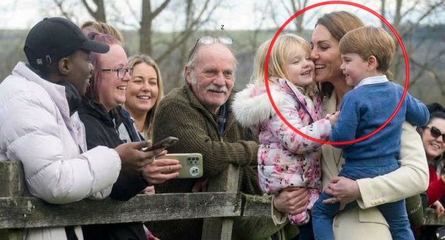 THE ROYAL MOTORCADE “HIT THE BRAKES” WITHOUT WARNING — all because of one tiny voice calling out: “Hello, Duchess!” Reports say it was a rare 3-minute-and-30-second moment: after a visit to a textile factory, Catherine asked the motorcade to stop so she could accept a “special” gift from a three-year-old standing in the crowd. Not flowers. Not a formal letter. But something so purely childlike it makes you smile — and then somehow feel a lump in your throat: a little toy gift offered with total innocence. And Catherine’s response is what people can’t stop talking about — she knelt down to the child’s level, spoke to her like she was the most important person there, and made the moment feel real. No one remembers how many hands she shook that day. But that little girl will remember one thing forever: the world stopped for her. THE ROYAL MOTORCADE “HIT THE BRAKES” WITHOUT WARNING — all because of one tiny voice calling out: “Hello, Duchess!” Reports say it was a rare 3-minute-and-30-second moment: after a visit to a textile factory, Catherine asked the motorcade to stop so she could accept a “special” gift from a three-year-old standing in the crowd. Not flowers. Not a formal letter. But something so purely childlike it makes you smile — and then somehow feel a lump in your throat: a little toy gift offered with total innocence. And Catherine’s response is what people can’t stop talking about — she knelt down to the child’s level, spoke to her like she was the most important person there, and made the moment feel real. No one remembers how many hands she shook that day. But that little girl will remember one thing forever: the world stopped for her.