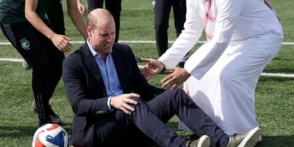 “It was just a charity football match… until William went down.” A sudden collision on the field in Saudi Arabia left the crowd stunned — and Catherine was seen rushing to his side, unable to hide her worry. In that instant, it stopped being a royal engagement and became something deeply human: a wife fearing for her husband. The moment quickly sparked global concern. And it leaves many wondering: behind the smiles at public events, what unseen risks are they quietly carrying? “It was just a charity football match… until William went down.” A sudden collision on the field in Saudi Arabia left the crowd stunned — and Catherine was seen rushing to his side, unable to hide her worry. In that instant, it stopped being a royal engagement and became something deeply human: a wife fearing for her husband. The moment quickly sparked global concern. And it leaves many wondering: behind the smiles at public events, what unseen risks are they quietly carrying?