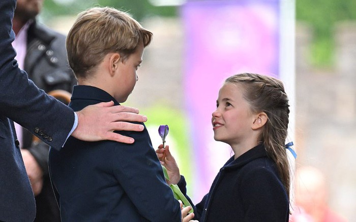 Khoảnh khắc làm tan chảy trái tim của Công chúa Charlotte với Hoàng tử George
