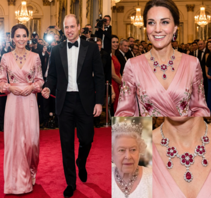 PRINCESS CATHERINE STUNS THE WORLD IN JAW-DROPPING PINK GOWN + LATE QUEEN’S EXCLUSIVE RUBY & DIAMOND FLORAL BANDEAU NECKLACE CAMILLA NEVER WORE! 😱👑 –