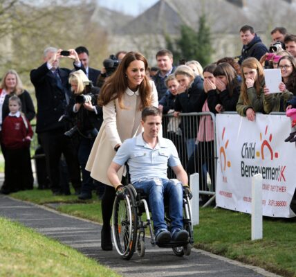 KATE’S GESTURE OF GRACE! 💖 * Stepping out of the royal line, Princess Catherine ignored the formal script to become a steady hand on a dangerous incline, proving that some burdens are meant to be shared. 🏃‍♀️✨ –