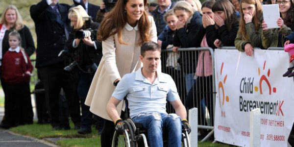 KATE’S GESTURE OF GRACE! 💖 * Stepping out of the royal line, Princess Catherine ignored the formal script to become a steady hand on a dangerous incline, proving that some burdens are meant to be shared. 🏃♀️✨ – KATE’S GESTURE OF GRACE! 💖 * Stepping out of the royal line, Princess Catherine ignored the formal script to become a steady hand on a dangerous incline, proving that some burdens are meant to be shared. 🏃♀️✨ –