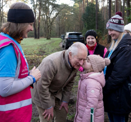 encouragement. In the cold morning air, amid heavy breathing and tired legs pushing past personal limits, the sight of a King appearing so simple and unexpectedly close turned the moment into something quietly cinematic. No speeches. No ceremony. Just people, meeting people. And it was precisely that ordinariness that made everyone who witnessed it want to linger for a beat longer. Watch the full unexpected moment in the first comment. –