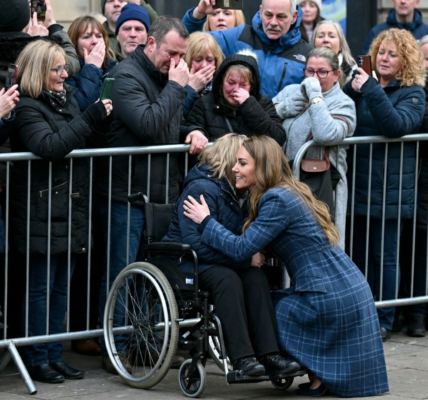 🏃♀️ She Broke Rank. He Stood Frozen. The Royal procession came to a sudden halt. In a moment of pure, unscripted emotion, Princess Catherine abandoned protocol and bolted toward a specific face in the crowd. 🏃♀️ She Broke Rank. He Stood Frozen. The Royal procession came to a sudden halt. In a moment of pure, unscripted emotion, Princess Catherine abandoned protocol and bolted toward a specific face in the crowd.
