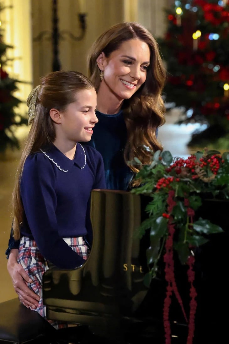 Kate Middleton và Công chúa Charlotte song tấu piano tại lễ ...
