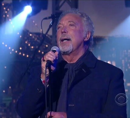 “STAY UNTIL TOMORROW… OR DON’T STAY AT ALL!” — Tom Jones didn’t just sing those words in 1977, he hurled them like a desperate ultimatum that still cuts straight to the bone nearly fifty years later. This isn’t a love song—it’s a man’s raw cry against silence, against emptiness, against the cruel echo of a home stripped of warmth.