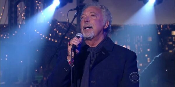 “STAY UNTIL TOMORROW… OR DON’T STAY AT ALL!” — Tom Jones didn’t just sing those words in 1977, he hurled them like a desperate ultimatum that still cuts straight to the bone nearly fifty years later. This isn’t a love song—it’s a man’s raw cry against silence, against emptiness, against the cruel echo of a home stripped of warmth.