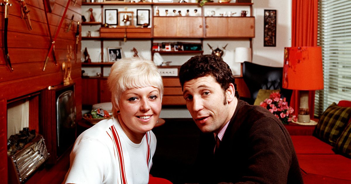 Tom Jones' controversial love life - hundreds of affairs, love child and doting wife - The Mirror