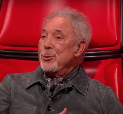 A Sweet Surprise at 86: Sir Tom Jones Reveals Plans for a Cozy Wedding with His New Fiancée – Who Knew “The Voice” Could Fall in Love Again?