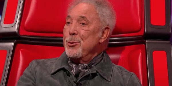 A Sweet Surprise at 86: Sir Tom Jones Reveals Plans for a Cozy Wedding with His New Fiancée – Who Knew “The Voice” Could Fall in Love Again?