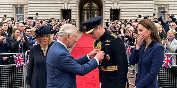 👑 HISTORY-MAKING MOMENT ON THE PALACE STEPS! Crowds fell silent as a powerful royal scene unfolded before…