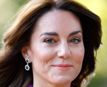 Princess Catherine Steals the Show at the Buckingham Palace Dinner, Looking Stunning in a Bright Yellow Gown and the Queen’s Iconic Earrings. However, Guests Were Left Speechless by an Unexpected Detail That Emerged After King Charles’ Major Revelation.