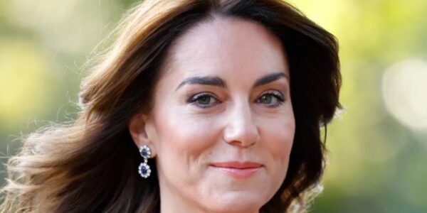 Princess Catherine Steals the Show at the Buckingham Palace Dinner, Looking Stunning in a Bright Yellow Gown and the Queen’s Iconic Earrings. However, Guests Were Left Speechless by an Unexpected Detail That Emerged After King Charles’ Major Revelation.