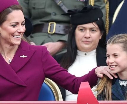 One Small Voice Broke Through the Majesty as Thousands of People Looked in Wonder as Aircraft Screamed Above Buckingham Palace. Even the Most Critical Royal Observers Were Moved by Princess Charlotte’s Quiet, Unexpected, and Innocent Murmur as She Turned to Face Her Mother. Cameras Caught the Moment, but No Lens Could Fully Capture the Warmth It Unleashed. In a World Hungry for Power, It Was Love—Quiet, Innocent, and Unforgettable—That Stole the Spotlight.