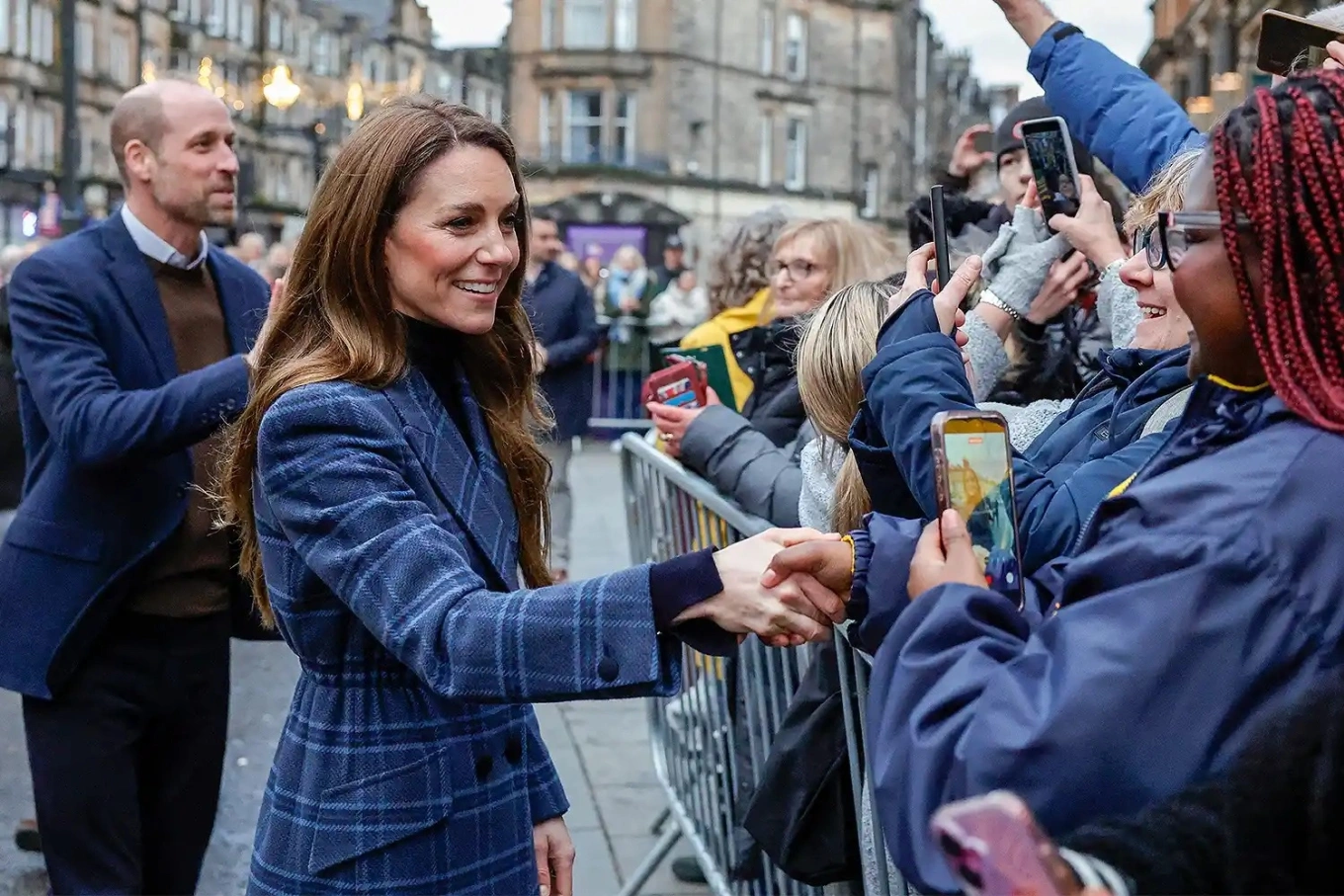 Vương phi Kate Middleton tự thiết kế áo khoác - Báo ...