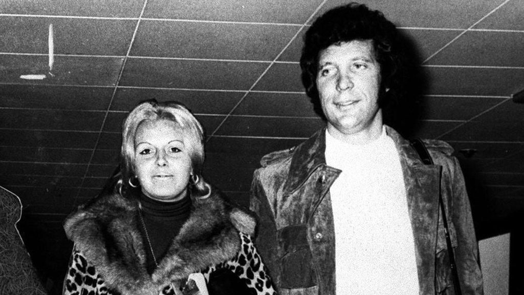 Sir Tom Jones mourns wife as he takes stage at book festival - BBC News