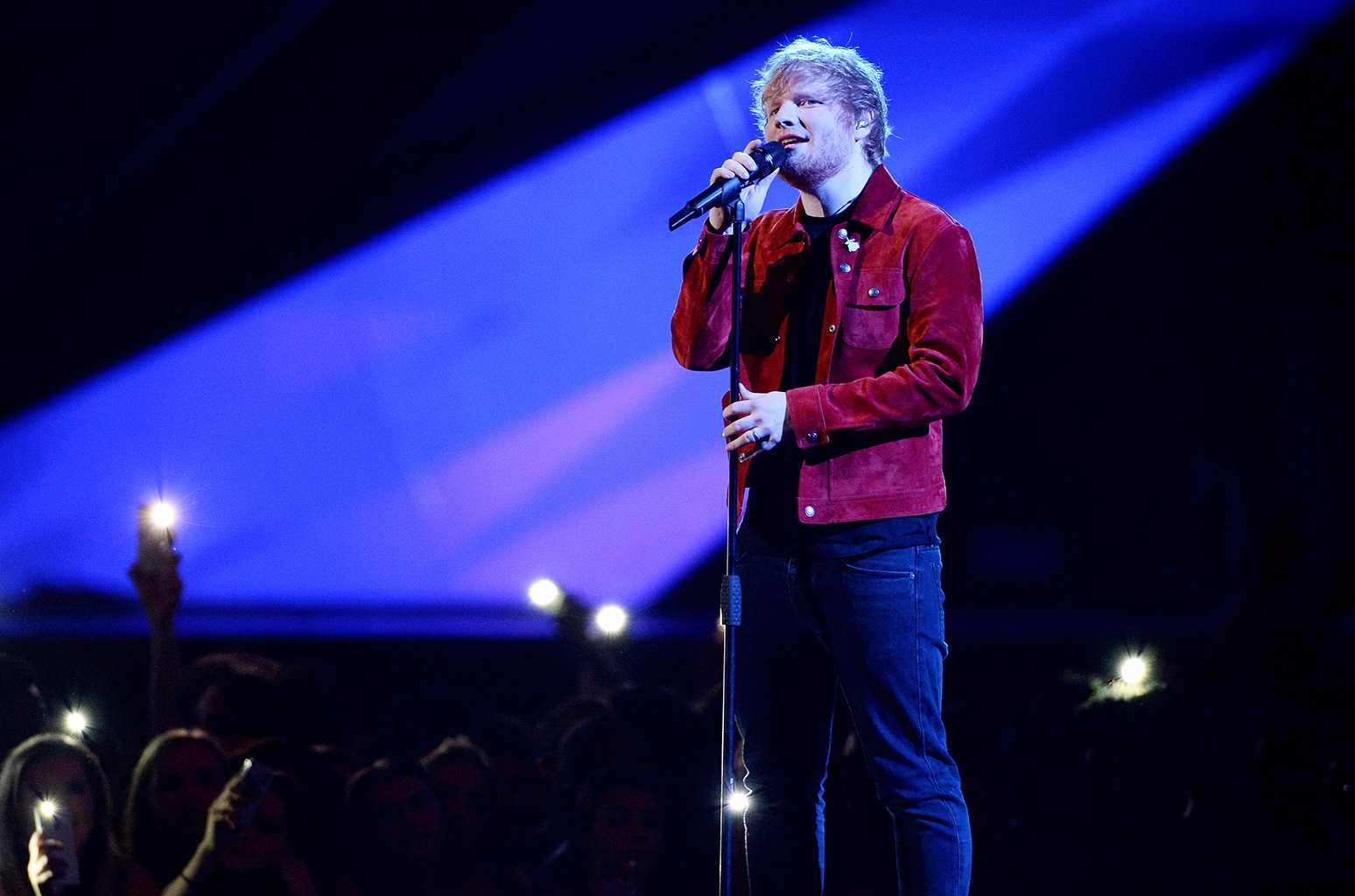 Ed Sheeran trình diễn 'Supermarket Flowers' tại lễ trao giải Brit Awards 2018 | Billboard