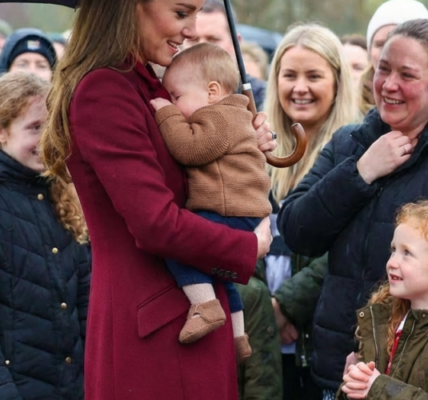 A CHILD REFUSED TO RELEASE PRINCESS KATE—and in that silent, unplanned second, the future Queen proved exactly why she remains so profoundly loved by millions.