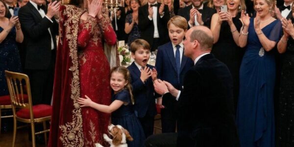 What really happened at Windsor? 🤫 The hidden details behind William’s shocking kneeling gesture.