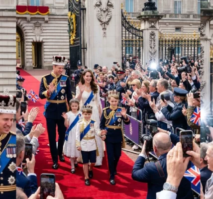 William’s Family Walks the Red Carpet to Applause and Cheers