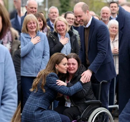 A Heartwarming Moment at a Community Gathering