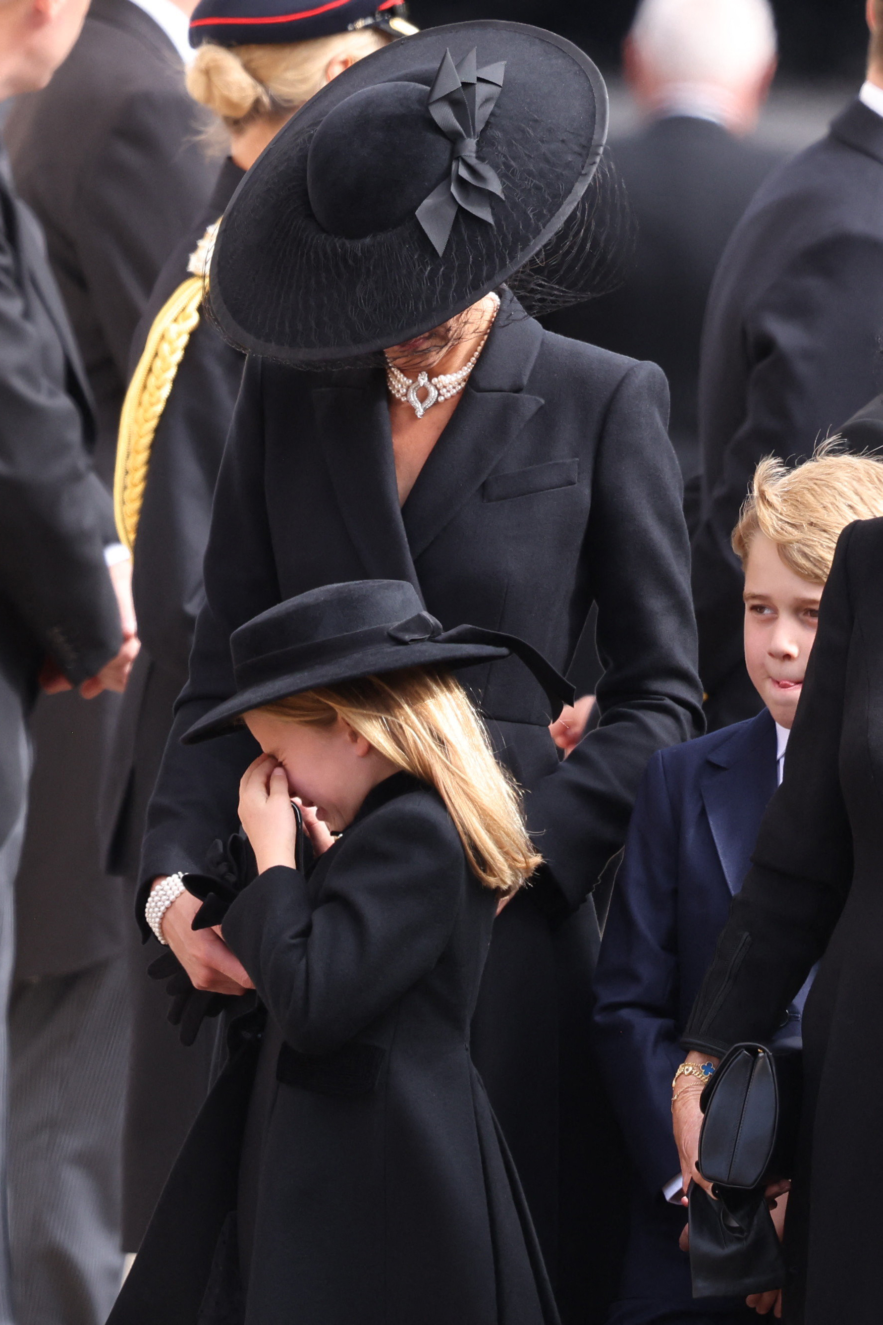 El emotivo momento en que Kate Middleton consoló a la princesa Charlotte:  la pequeña lloró en el funeral de la reina Isabel II - La Cuarta
