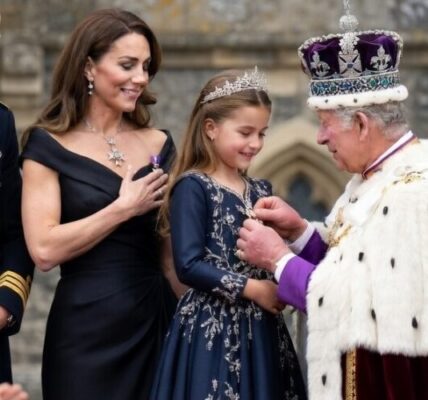 Charlotte’s Secret Signal! 👑 A golden secret was passed in a single, graceful bow.