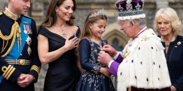 Charlotte’s Secret Signal! 👑 A golden secret was passed in a single, graceful bow.