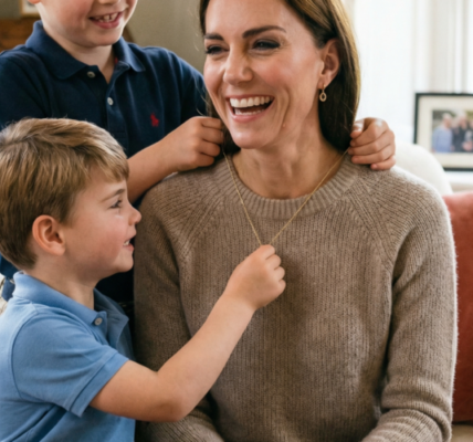 UNSCRIPTED & UNFORGETTABLE! 🚨💖 George and Louis just gave Kate Middleton a surprise that broke the internet! 👑💧