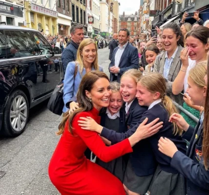 Royal Moments – Princess Catherine’s Heartwarming Encounter with Schoolgirls Royal Moments – Princess Catherine’s Heartwarming Encounter with Schoolgirls